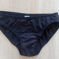 Braguitas usadas de la regla con lazo y mancha en la entrepierna. Ropa Interior Usada de Mujeres