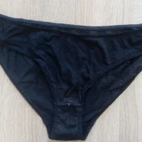 Braguita negra usada. Bragas Usadas de Mujeres
